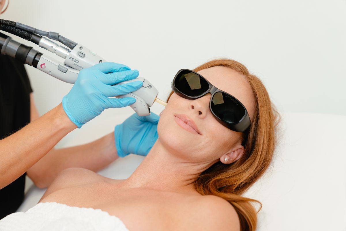 Lazer ve Ameliyatsız Gençleştirme - İzmir 1 İzmir’de lazer ve ameliyatsız gençleştirme uygulamalarını cilt tipine özel planlayan Dermatolog Dr. Orhan Demirer