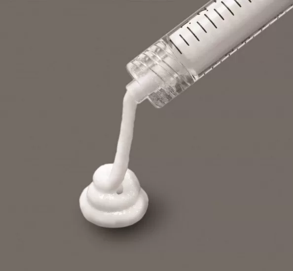 Biyostimulan dolgu tedavisi İzmir Alsancak muayenehanesinde Dr. Orhan Demirer ile kolajen artışı ve cilt gençleştirme