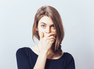 Dolgu eritme işlemi İzmir Alsancak muayenehanesinde Dr. Orhan Demirer ile hyalüronidaz kullanılarak güvenli dolgu çıkarma uygulaması