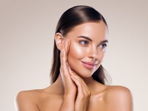 Gençlik aşısı uygulaması ile cilt yenileme ve gençleştirme İzmir’de Dr. Orhan Demirer tarafından yapılan hyaluronik asit içerikli tedavi