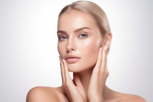 Mezoterapi uygulamaları İzmir Alsancak muayenehanesinde Dr. Orhan Demirer ile cilt yenileme ve saç tedavisi mezoterapisi